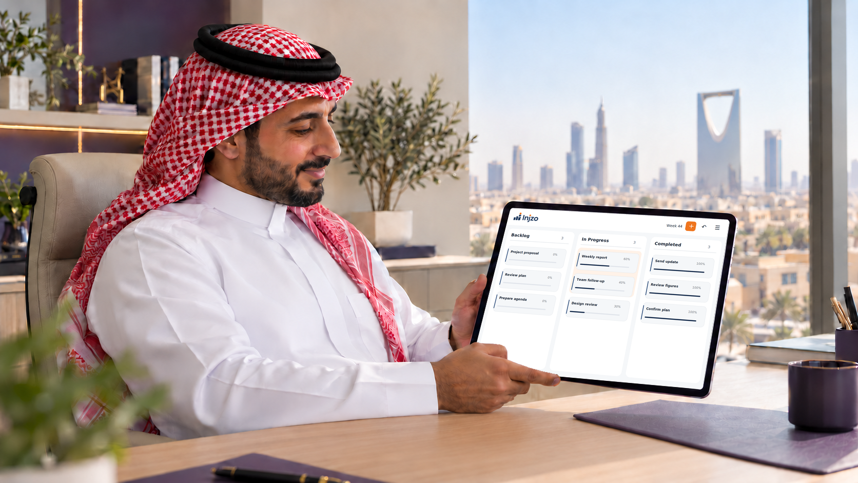 مساحة لإنجاز أعمالك - رجل سعودي يستخدم لوحة مهام Injzo على جهاز آيباد